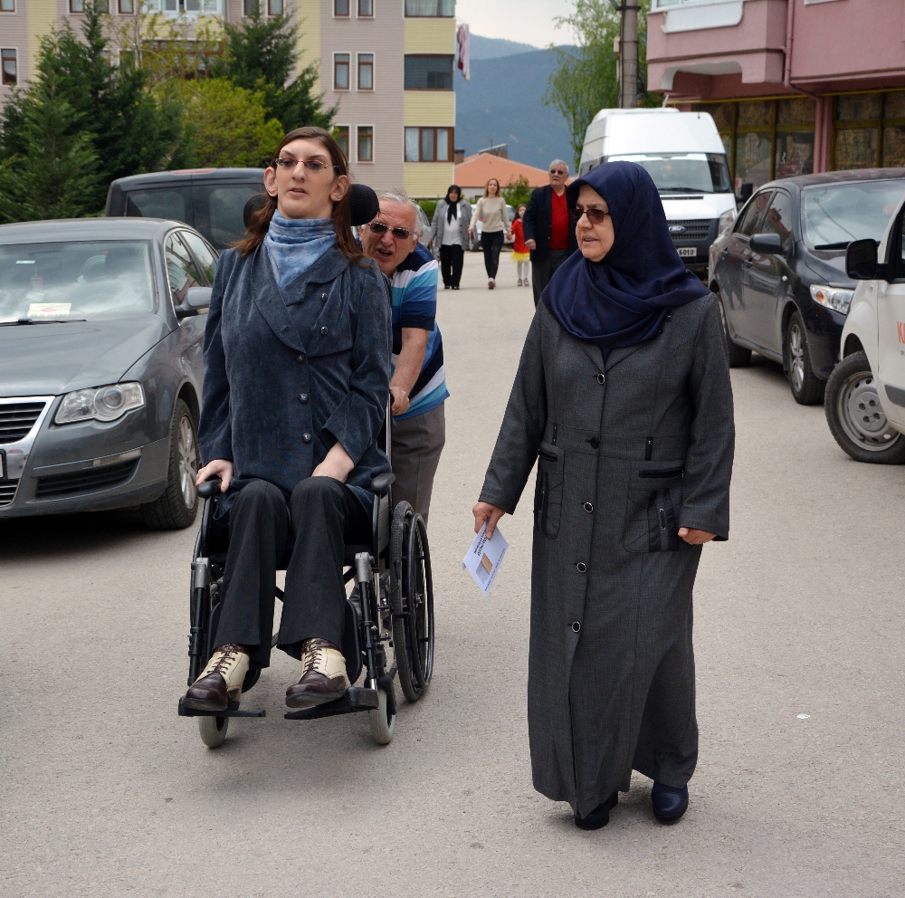 Dünyanın en uzun genç kızı oyunu kullandı